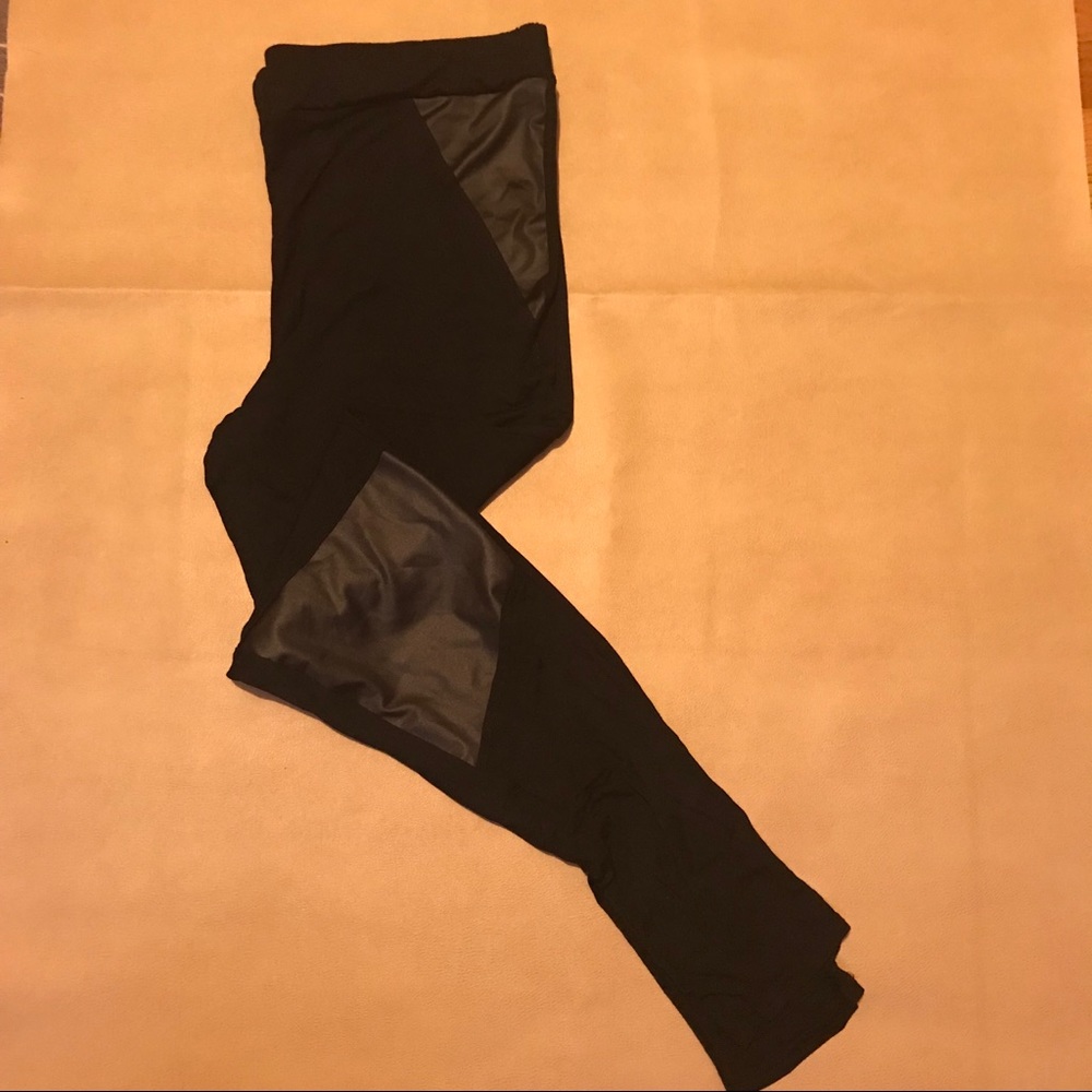 Boohoo - Black Leggings w/ faux leather